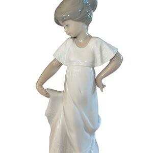 Lladro Nao “How Pretty” Figurine Pre-owned In Excellent Condition No Box 1110